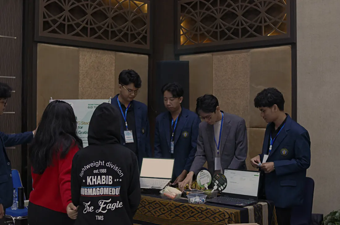 Booth demo di hackathon ElevAIte